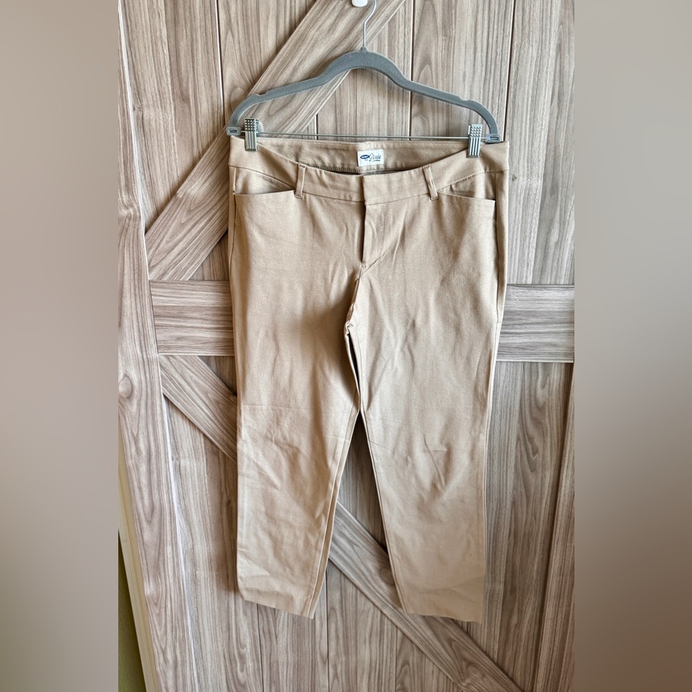 Old Navy Women's pixie Khaki colored ankle pants.